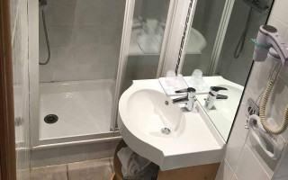 Familiale-Chambre et petit dejeuner 4 Personnes