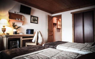DOUBLE TWIN-ROOM 2 PERSONS DOUBLE TWIN-ROOM 2 PERSONS