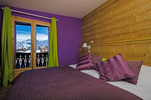 Chambre avec lit double vue exterieur montagne