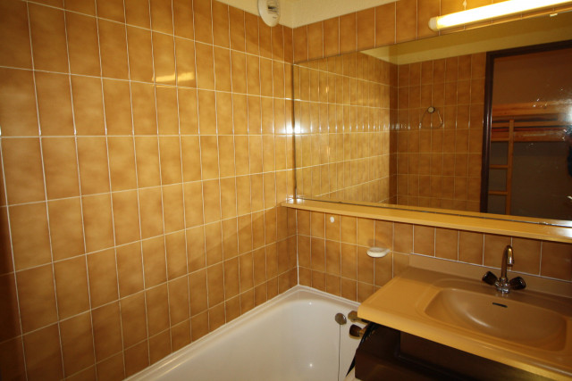 _lv_images__lot_0000000166_05_13832733