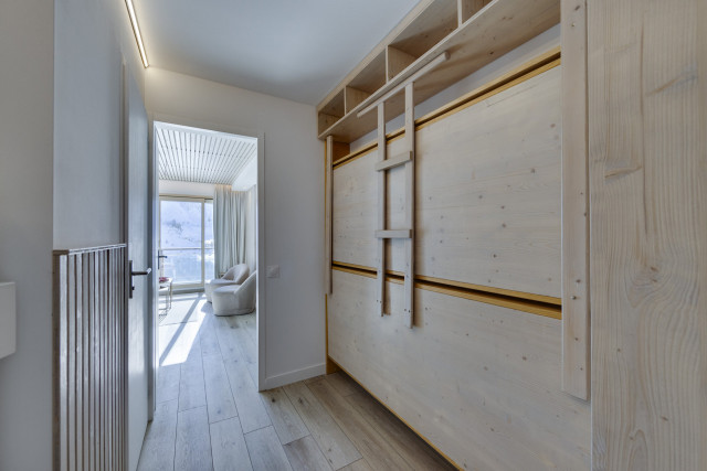 _lv_images__lot_0075553494_08_14237001