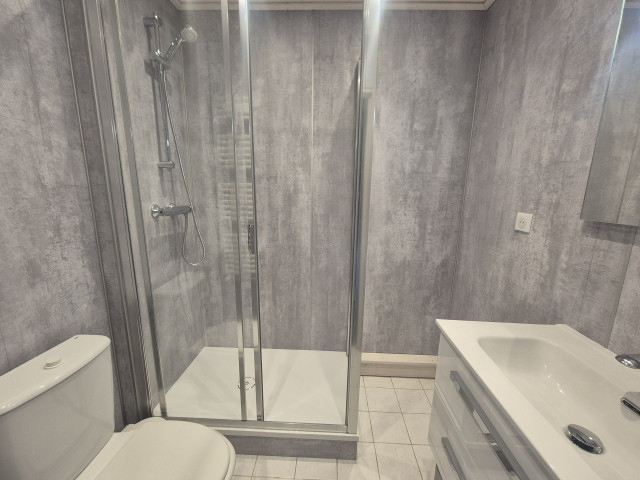 Salle de bain avec WC