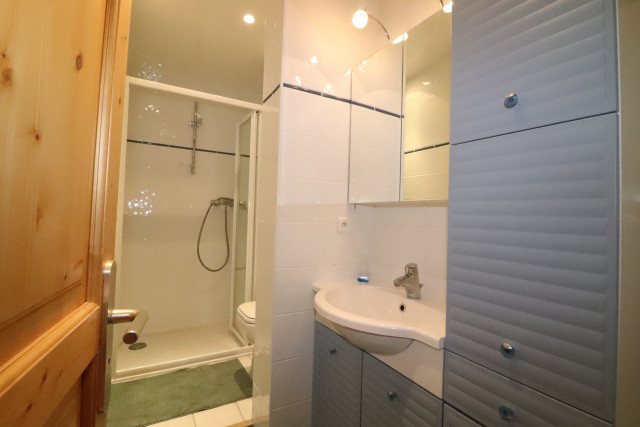 Salle de douche à l'étage
