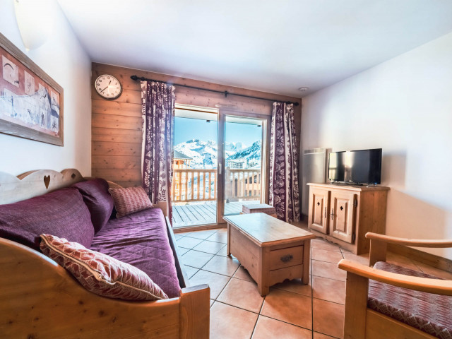 Séjour lumineux et chaleureux.