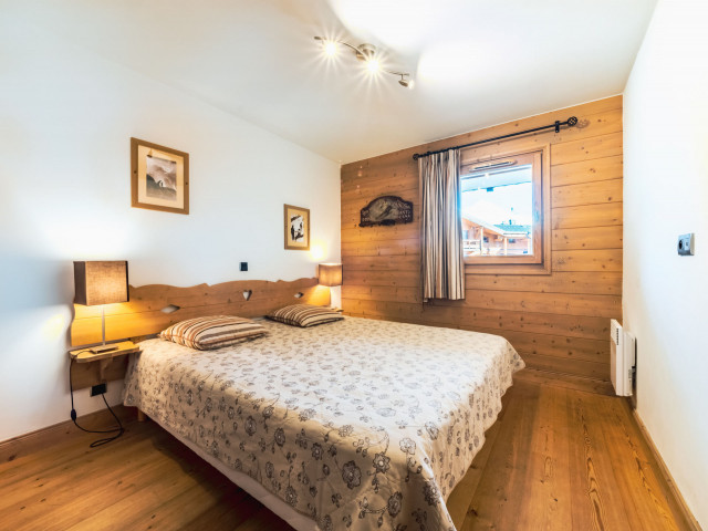 Suite parentale avec salle de bain et vue.