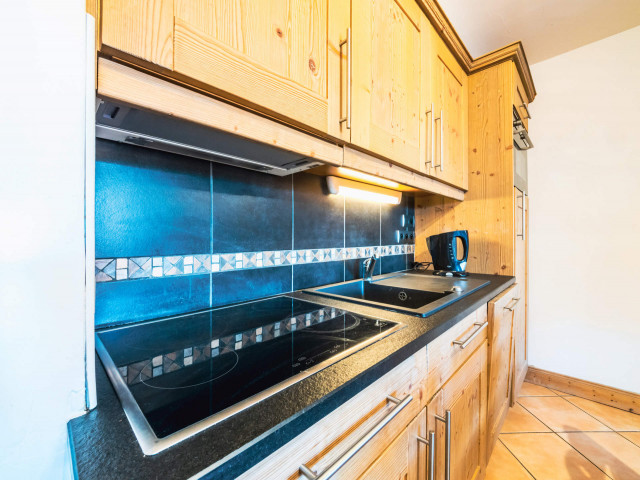 Coin cuisine avec plaque 4 feux.