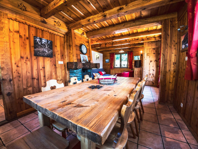 Espace repas au coin du feu