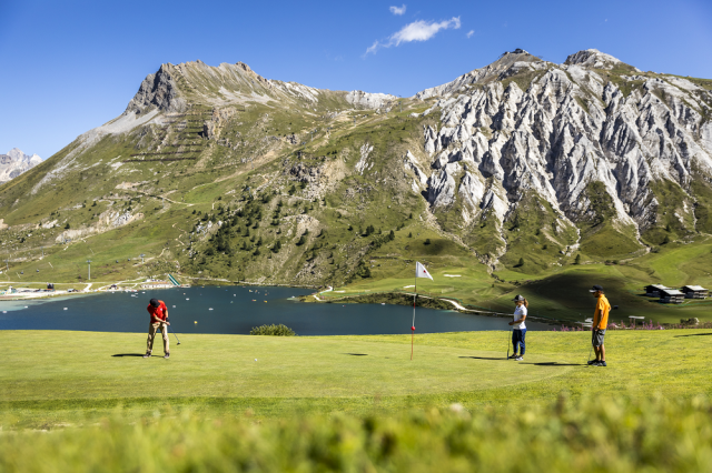 Trois golfeurs à Tignes au dessus du Lac