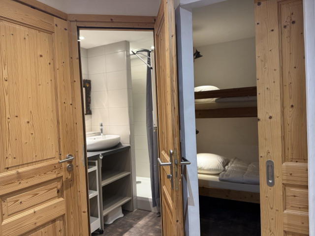 Vue SDB et Cabine location-appartement-hauts de val claret-ski-tignes