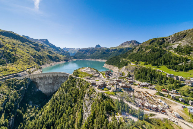 le-barrage-de-tignes-est-le-plus-haut-barrage-hydroelectrique-de-france-avec-ses-180-metres-de-hauteur-photo-andy-parant-1601563432-937975