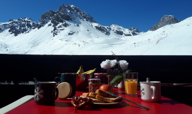 BALCON petit déjeuner  avec vue montagne