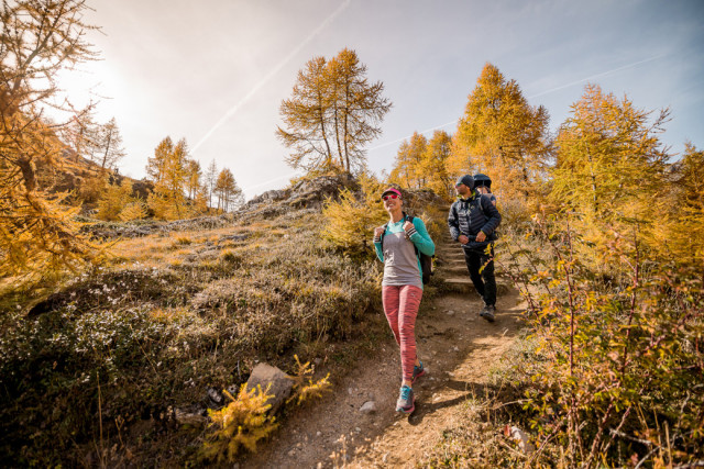 Randonneurs sur les sentiers à Tignes en automne