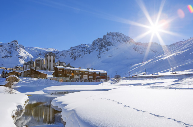 vue-du-village-de-tignes-avec-soleil-france-12787866