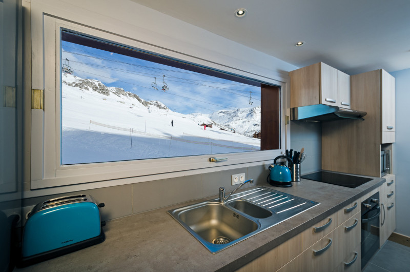 Vue sur la cuisine et montagne