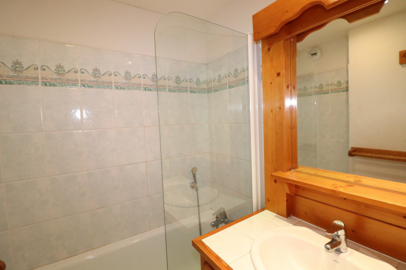Salle de bain séparée des toilettes
