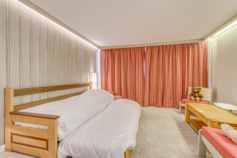 _lv_images__lot_0000000247_16_13077132