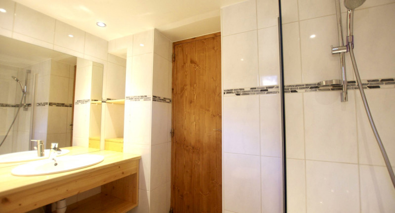 _lv_images__lot_0000000320_07_13933173