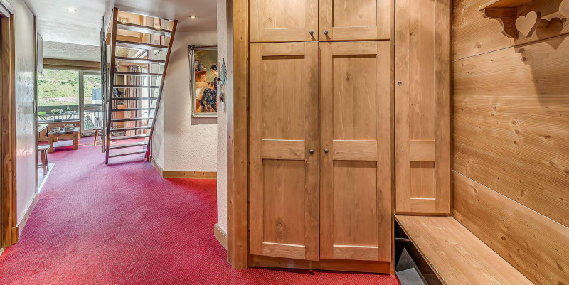 _lv_images__lot_0000000369_02_14368761