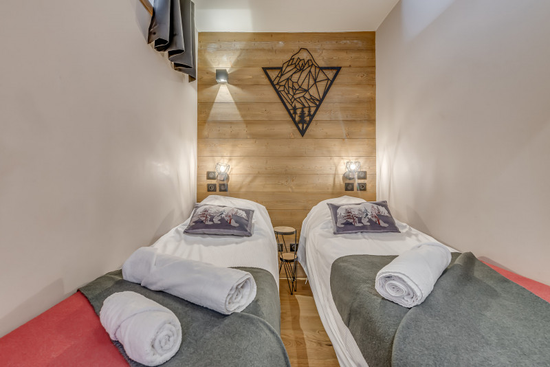 _lv_images__lot_0000000459_12_15384035