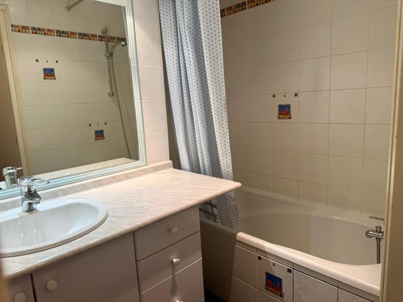 _lv_images__lot_0000070015_06_14466374