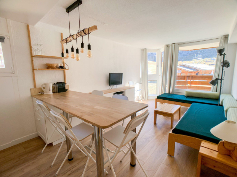 Baie vitrée avec vue sur les pistes