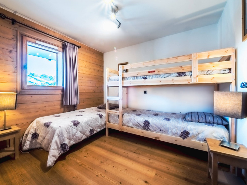 Chambre avec lits superposés et vue. Chambre avec lits superposés et vue.