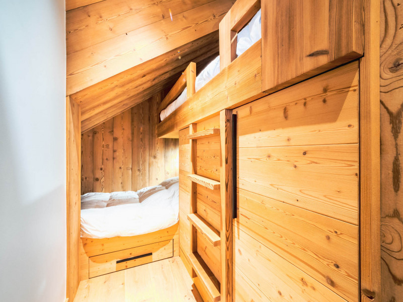Cabine fonctionnelle et rustique avec lits superposés.