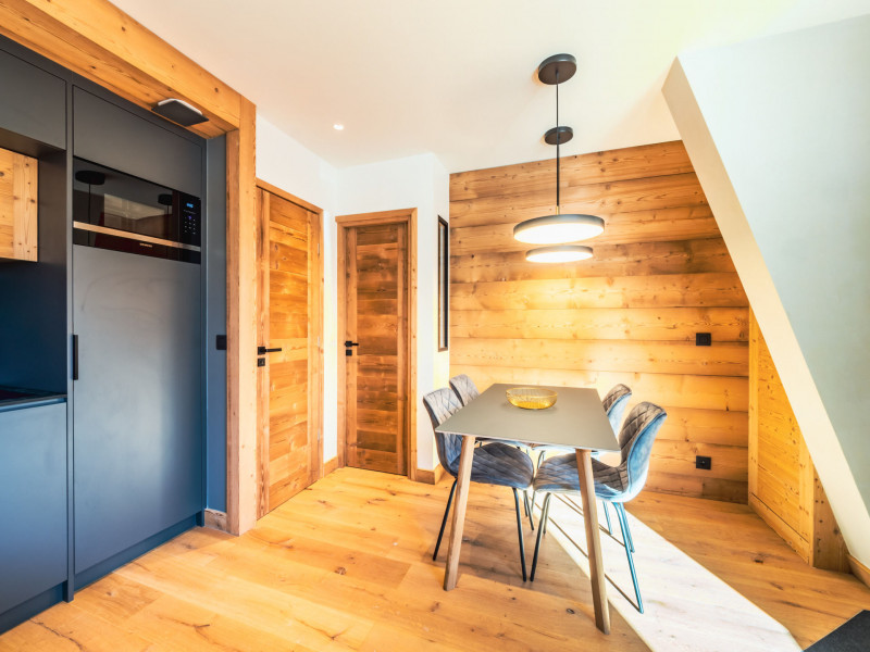 Coin salle à manger avec cuisine ouverte. Coin salle à manger avec cuisine ouverte.