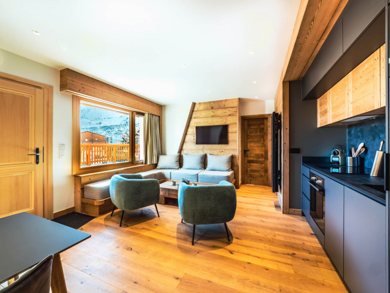 Cuisine ouverte et lumieuse, entièrement équipée. Cuisine ouverte et lumieuse, entièrement équipée.