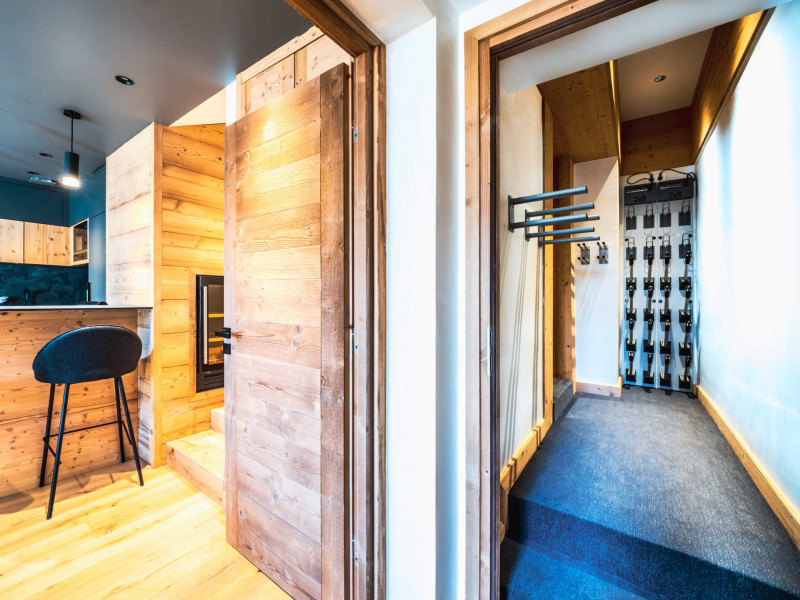 Hall d'entrée avec sèche chaussure de ski et rangements. Hall d'entrée avec sèche chaussure de ski et rangements.