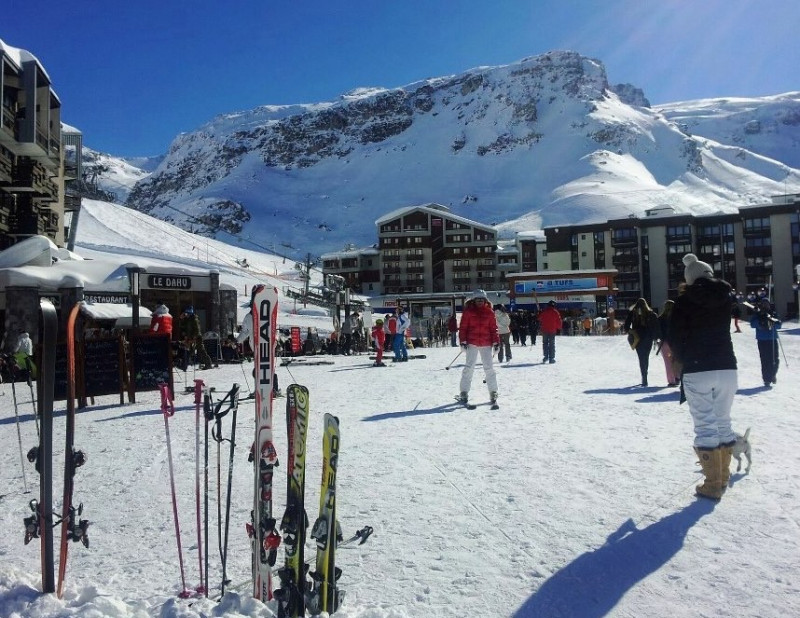 Front de neige avec école de ski , restaurants , départ du télésiège des TUFS location-appartement-hauts de val claret-ski-tignes