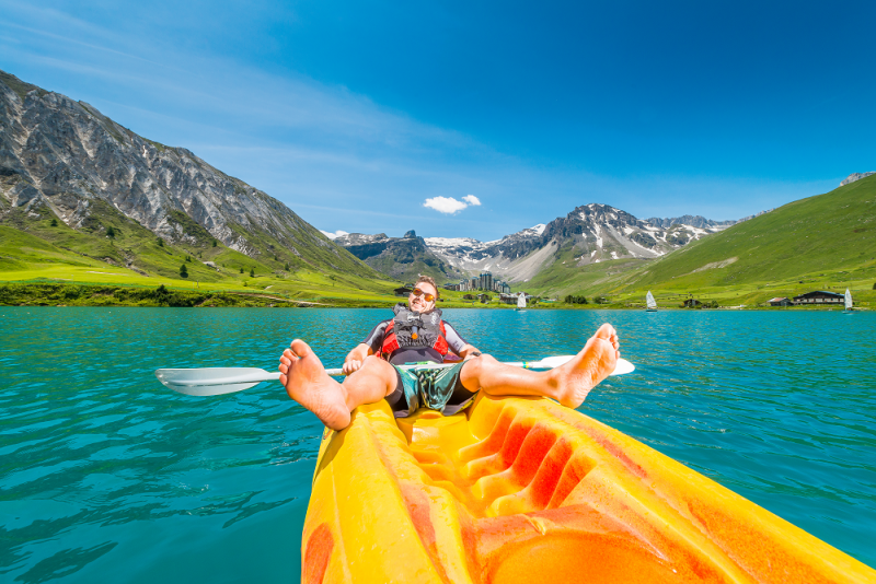 Un kayak sur l'eau turquoise et fraiche du Lac de Tignes
