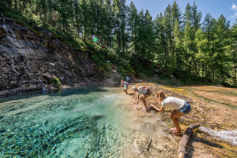 Pause fraicheur au bord de la Gouille du Salin à Tignes en Savoie